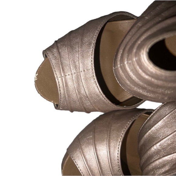 Apostrophe Gold Heels - Picture 2 of 6